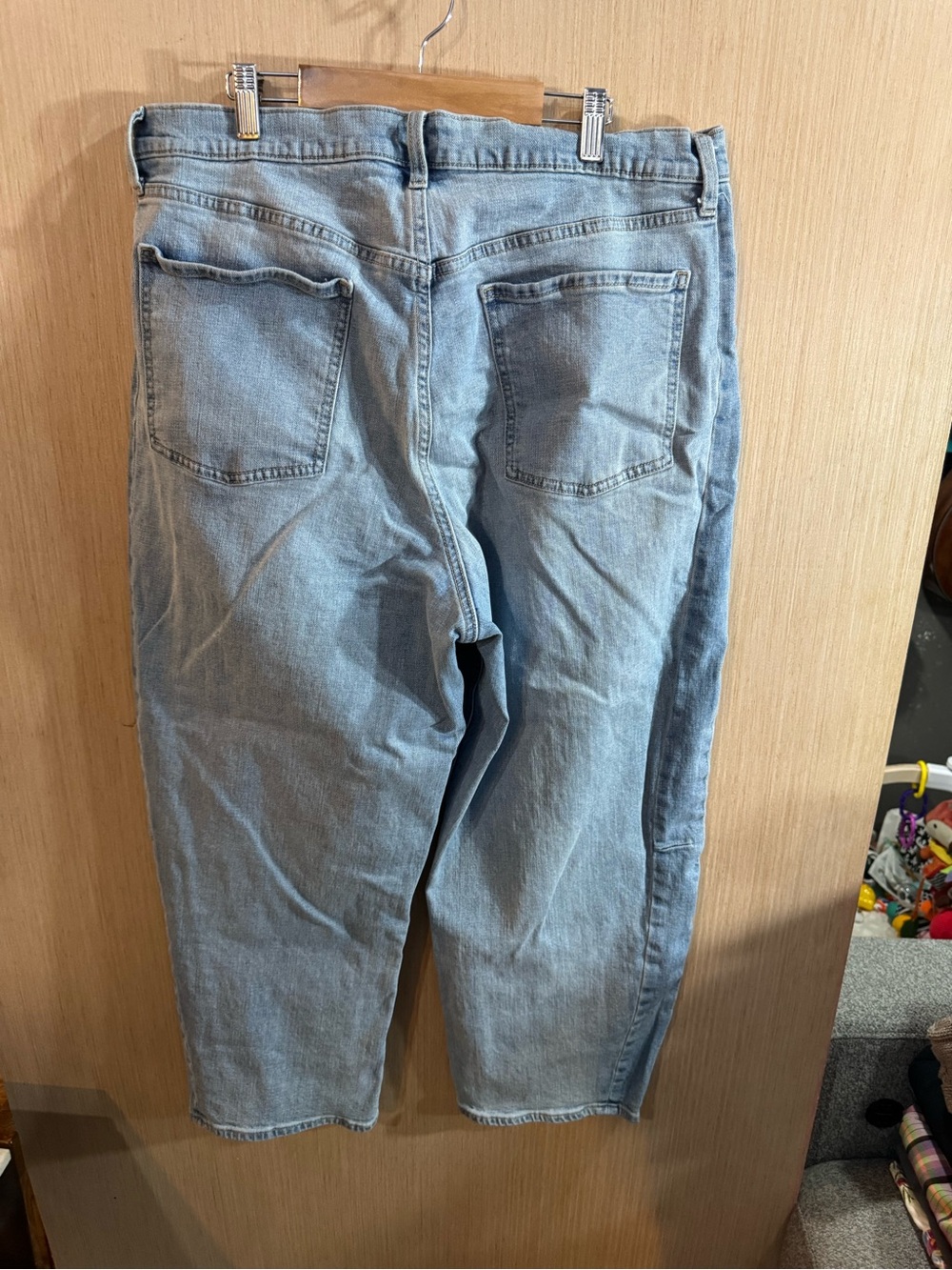 Women’s Old Navy High Rise Light Wash Barrel Leg Jeans Size 16 - Picture 3 of 4